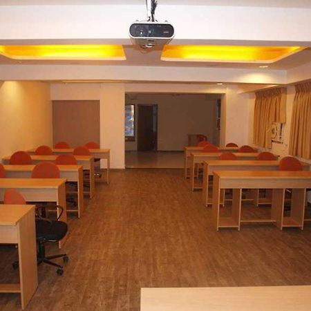 Hotel Maan Residency Ахмедабад Экстерьер фото