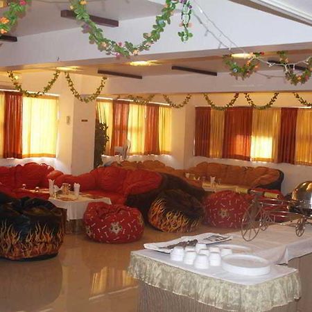 Hotel Maan Residency Ахмедабад Экстерьер фото