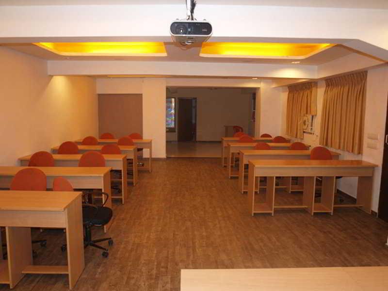 Hotel Maan Residency Ахмедабад Экстерьер фото