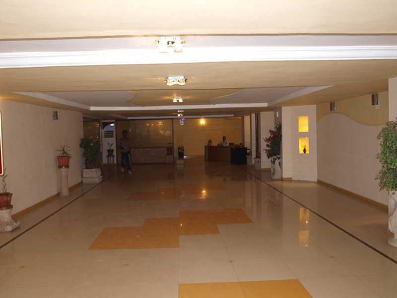 Hotel Maan Residency Ахмедабад Экстерьер фото