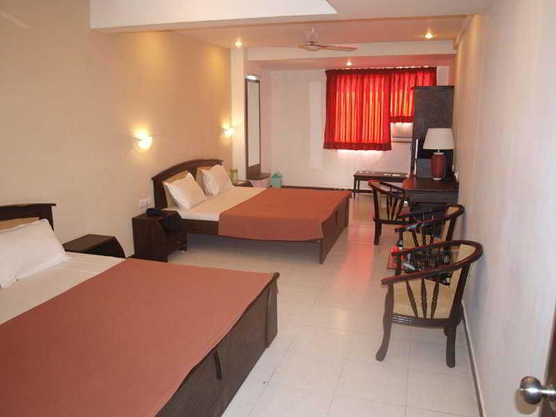 Hotel Maan Residency Ахмедабад Экстерьер фото