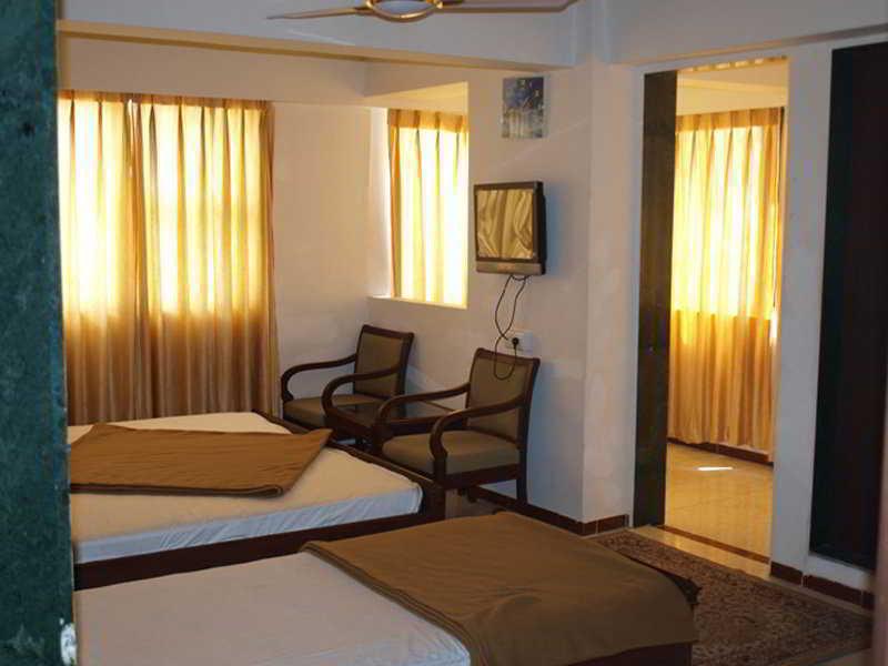 Hotel Maan Residency Ахмедабад Экстерьер фото