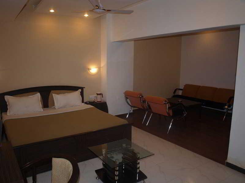 Hotel Maan Residency Ахмедабад Экстерьер фото