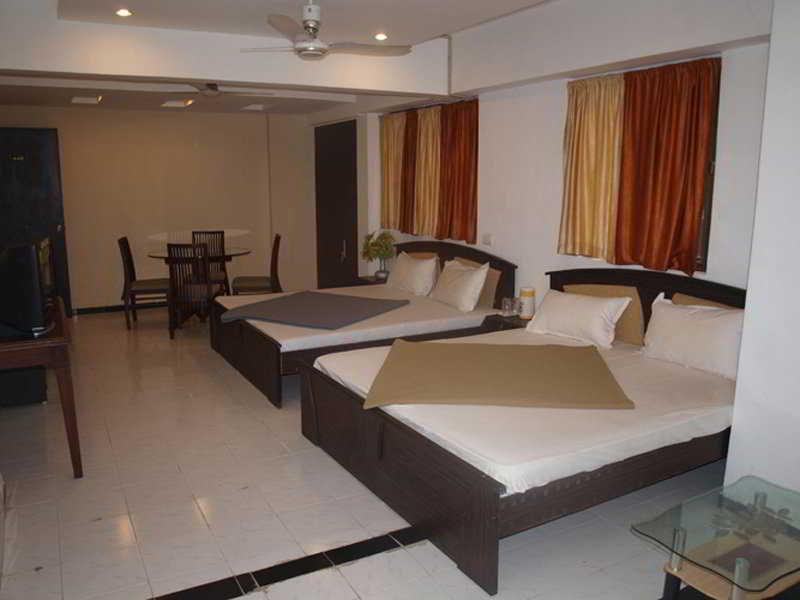 Hotel Maan Residency Ахмедабад Экстерьер фото